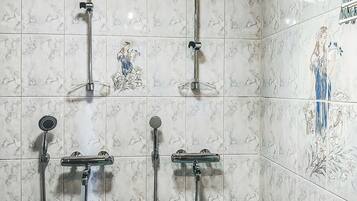 Un baño con ducha, bañera y retrete.