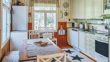 Kylskåp, mikrovågsugn, diskmaskin och grytor/köksredskap