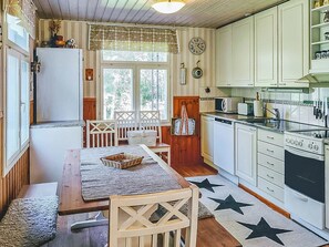 Frigorífico, microondas, lavavajillas y utensilios de cocina