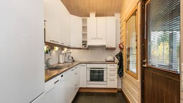 Frigorifero, microonde, lavastoviglie, pentole/stoviglie/utensili