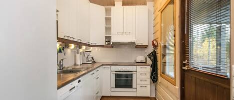 Frigorifero, microonde, lavastoviglie, pentole/stoviglie/utensili