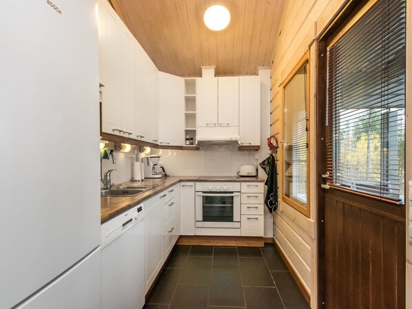 Fridge, microwave, dishwasher, cookware/dishes/utensils