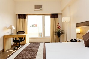 Premium bedding, minibar, individually furnished, desk - Silver Oak @43 (Gurugram)
