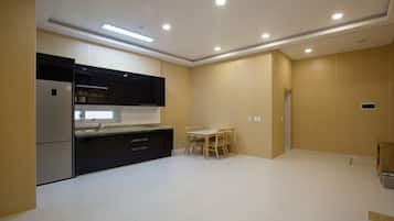 Réfrigérateur, micro-ondes, plaque de cuisson, cuiseur de riz