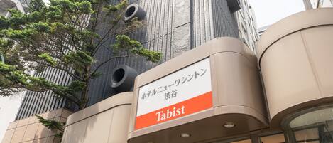 Un edificio moderno con un letrero que dice 'Hotel Nissin'.