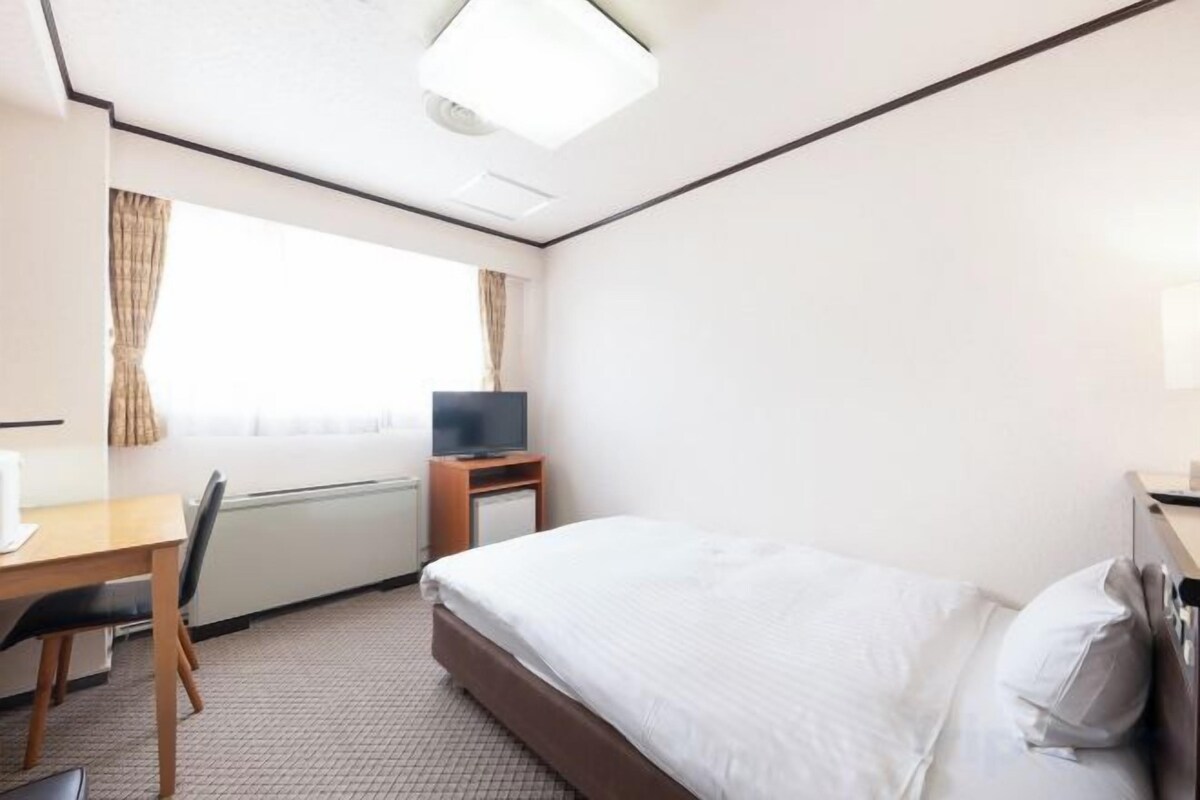 WiFi (free), bed sheets