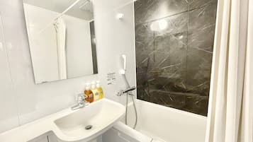 Deluxe Single Room, Non Smoking | Bathroom | Combined shower/bathtub, deep-soaking bathtub, hair dryer, towels
