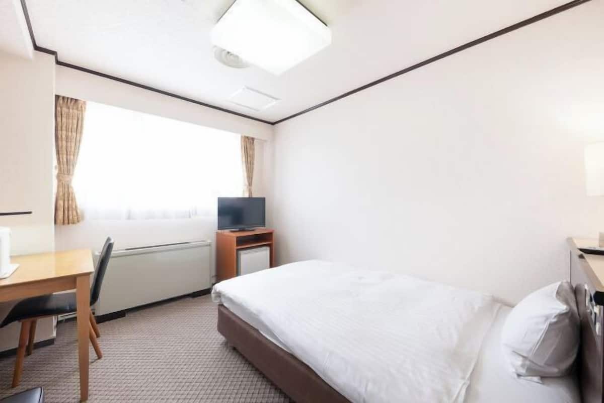 WiFi (free), bed sheets