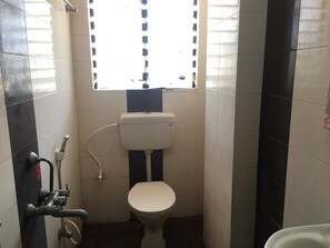 Dusche, kostenlose Toilettenartikel, Handtücher