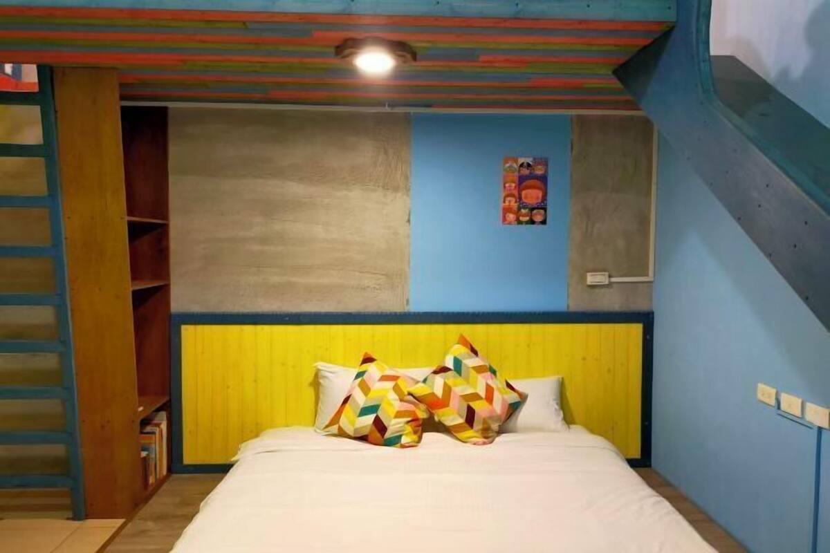 Desk, soundproofing, free WiFi, bed sheets