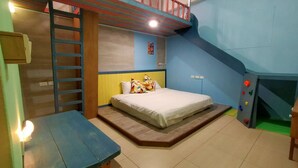 A bedroom with a bunk bed, a small desk, and a climbing wall. - Mei Shiou BB (Dongshan)