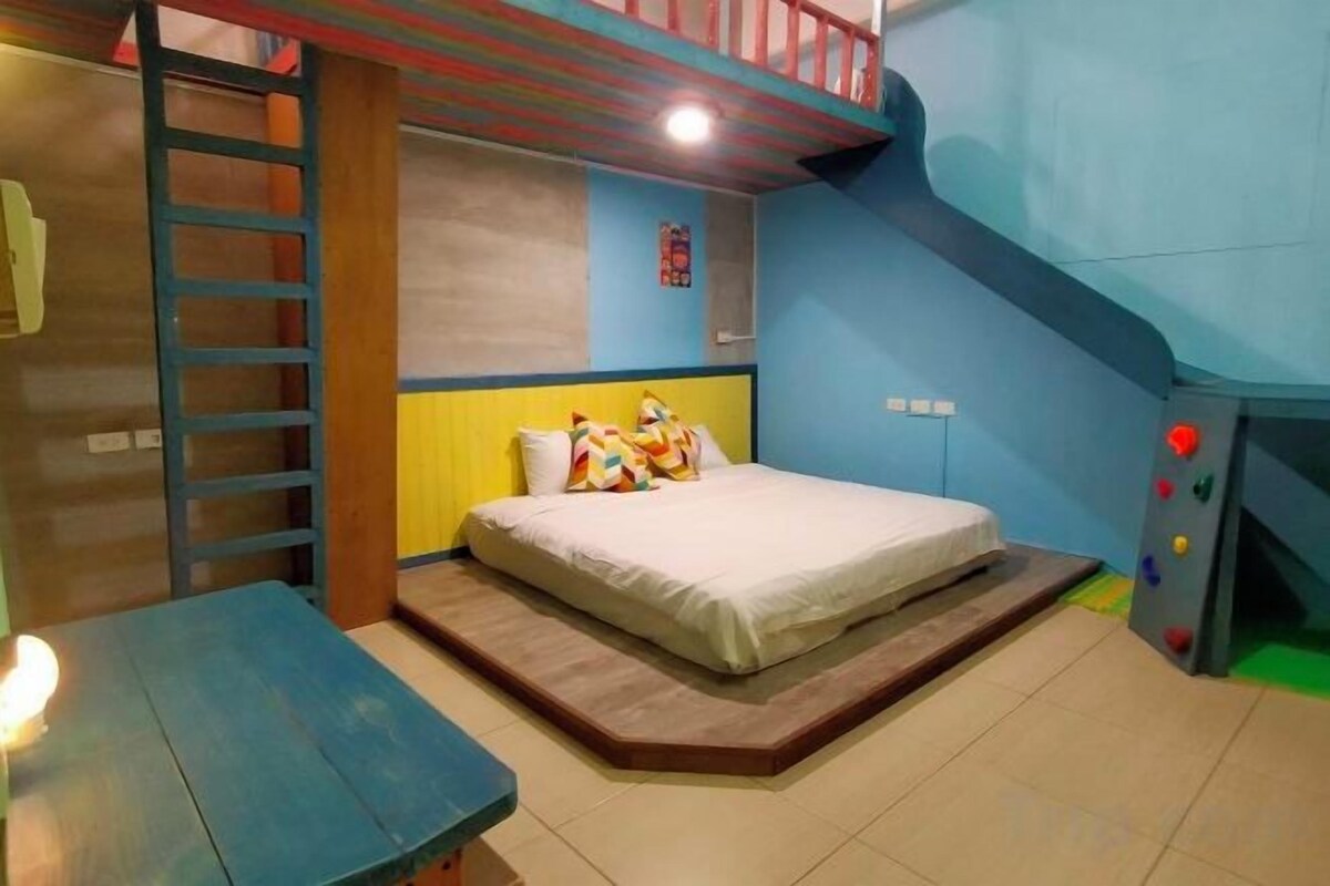 Desk, soundproofing, free WiFi, bed sheets