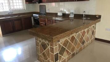 Réfrigérateur, four, plaque de cuisson