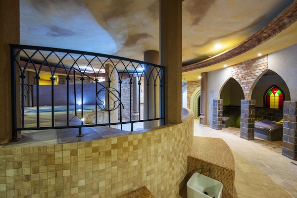 Pijat pra-melahirkan, pijat olahraga, ruang pijat/perawatan, dan pijat