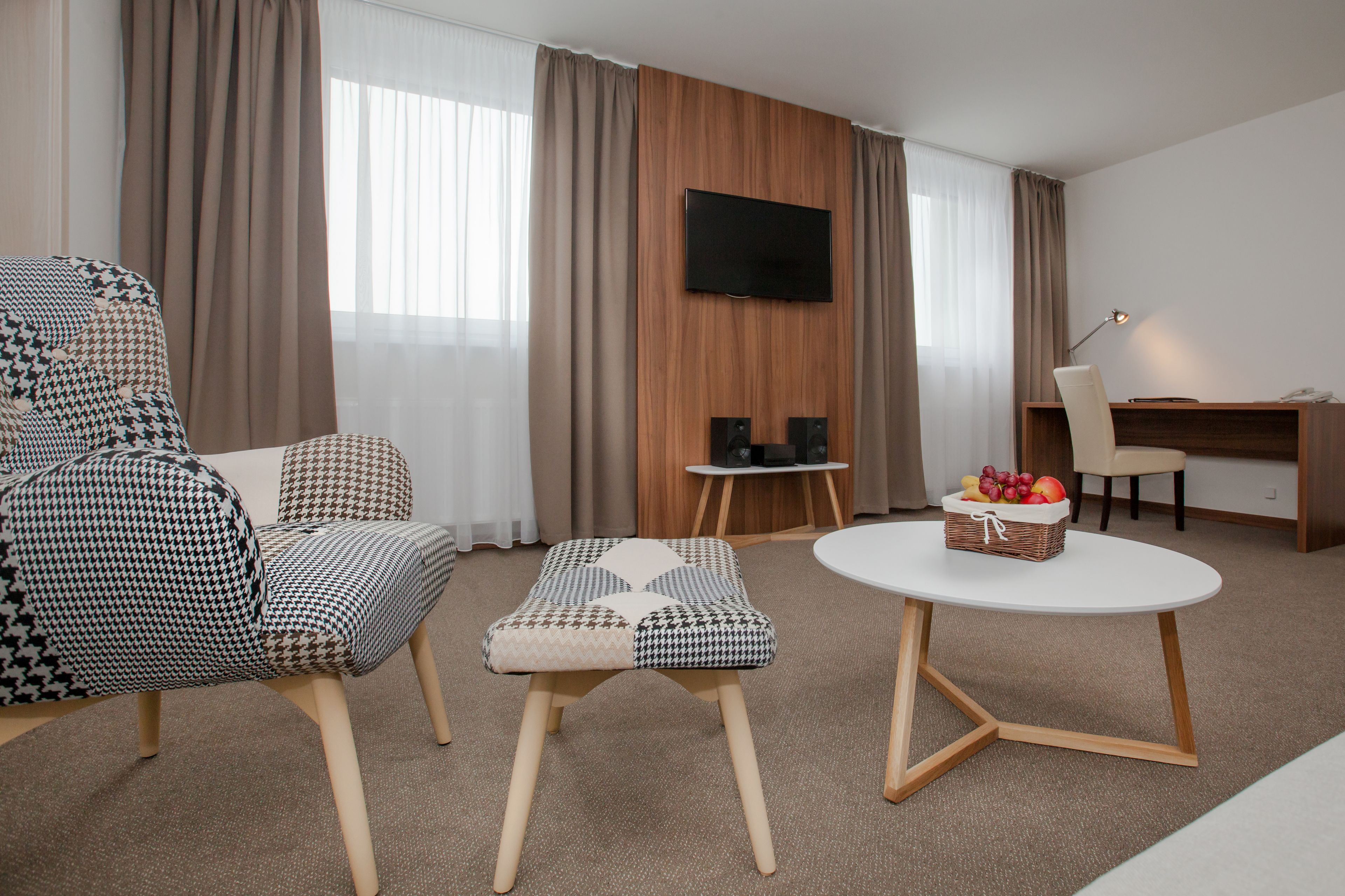 1 chambre, minibar, coffres-forts dans les chambres, bureau