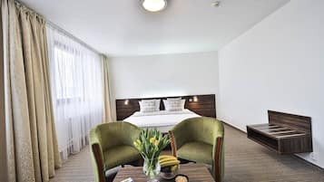Habitación doble estándar | 1 habitación, minibar, caja de seguridad en la habitación y escritorio