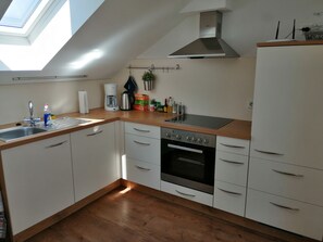 Full-sized fridge, microwave, oven, stovetop - Haag Zimmervermietung (Aalen)