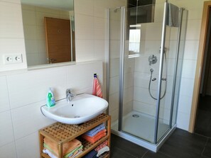 Shower, hair dryer, towels, soap - Haag Zimmervermietung (Aalen)