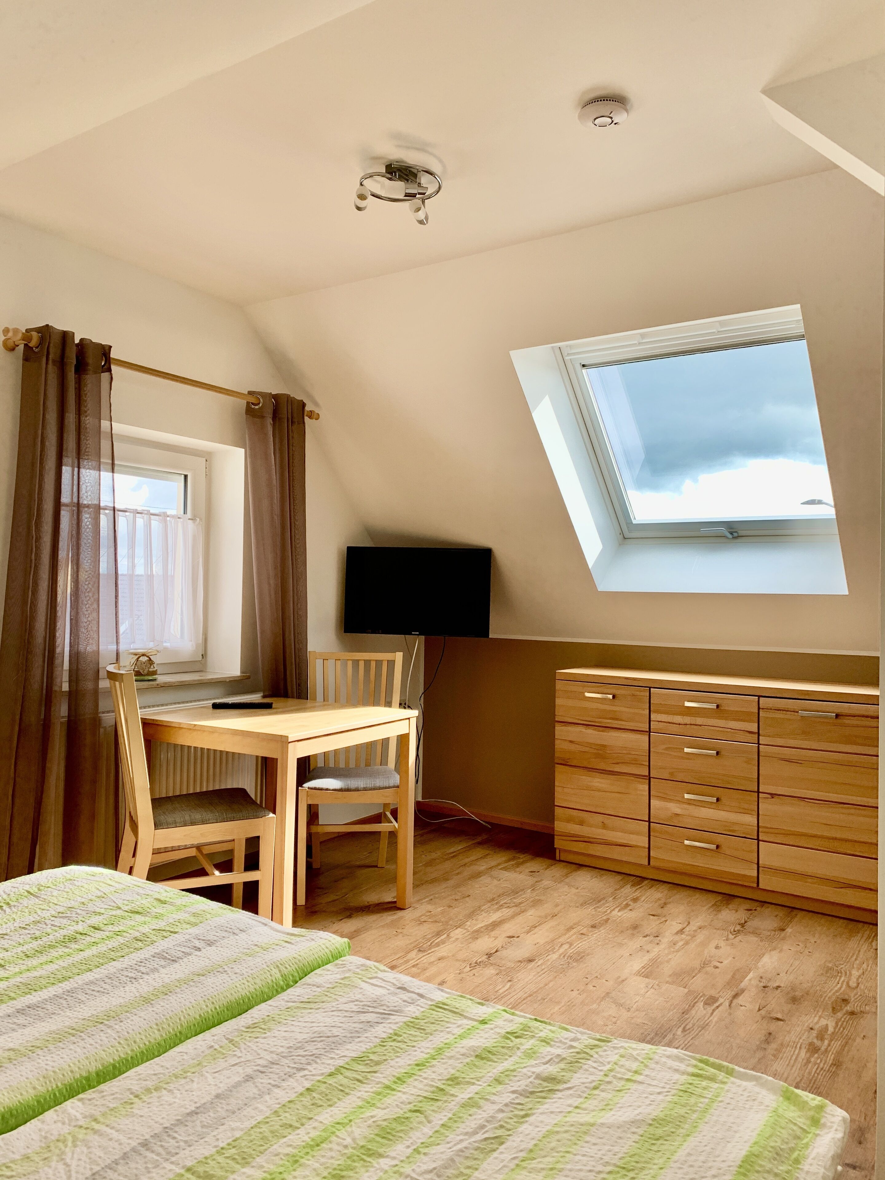 Kamar Double (#9) | Tirai kedap cahaya, Wi-Fi gratis, dan seprai linen