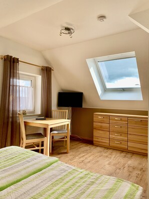 Double Room (#9) | Blackout curtains, free WiFi, bed sheets - Haag Zimmervermietung (Aalen)