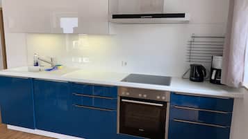 Frigorífico grande, microondas, horno y placa de cocina