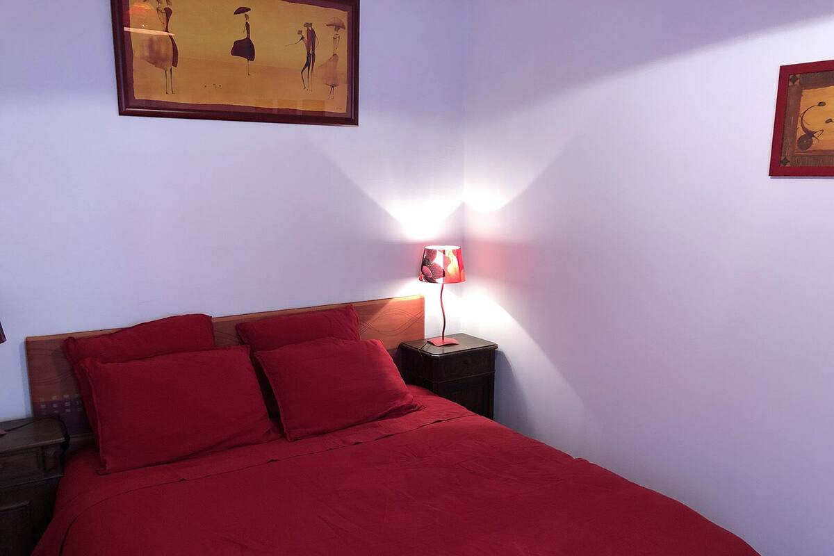 Kamer, 1 queensize bed, niet-roken, op benedenverdieping (Orange) | Individueel gedecoreerd, individueel gemeubileerd, geluiddichte muren