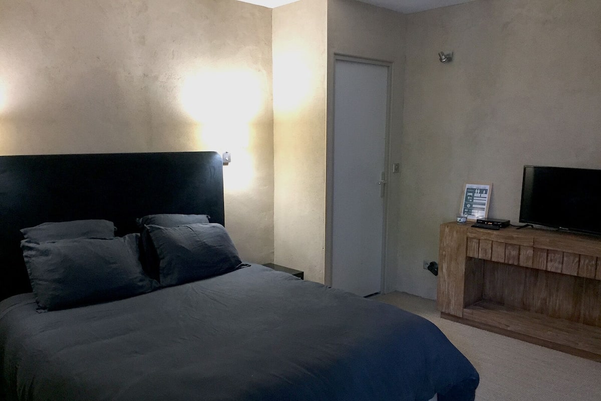 Tweepersoonskamer, niet-roken (Noire) | Individueel gedecoreerd, individueel gemeubileerd, geluiddichte muren