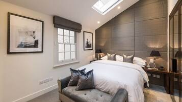 2 bedrooms, desk, iron/ironing board, travel crib