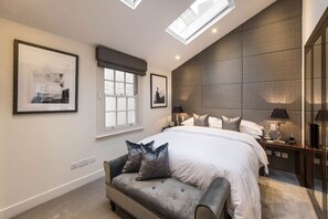 2 bedrooms, desk, iron/ironing board, travel cot - Private Knightsbridge Mews House | Harrods 1min, Parking & Top 5% Rated (Knightsbridge)