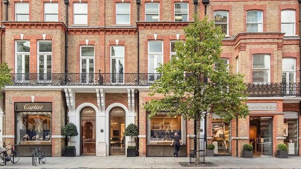 A row of brick buildings with storefronts, including a Cartier store. - Private Knightsbridge Mews House | Harrods 1min, Parking & Top 5% Rated (Knightsbridge)