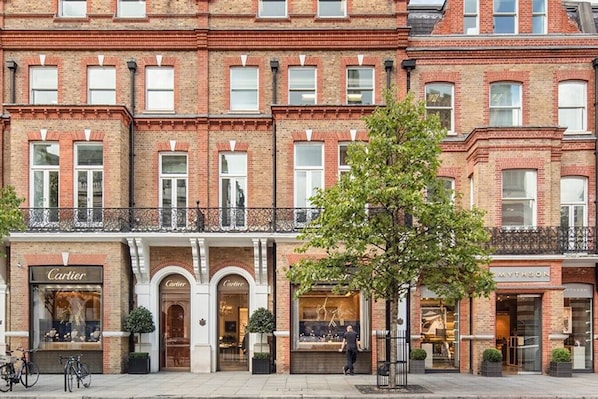 Exterior - 22PSM · Spectacular Knightsbridge House | Harrods 1 minute (Knightsbridge)