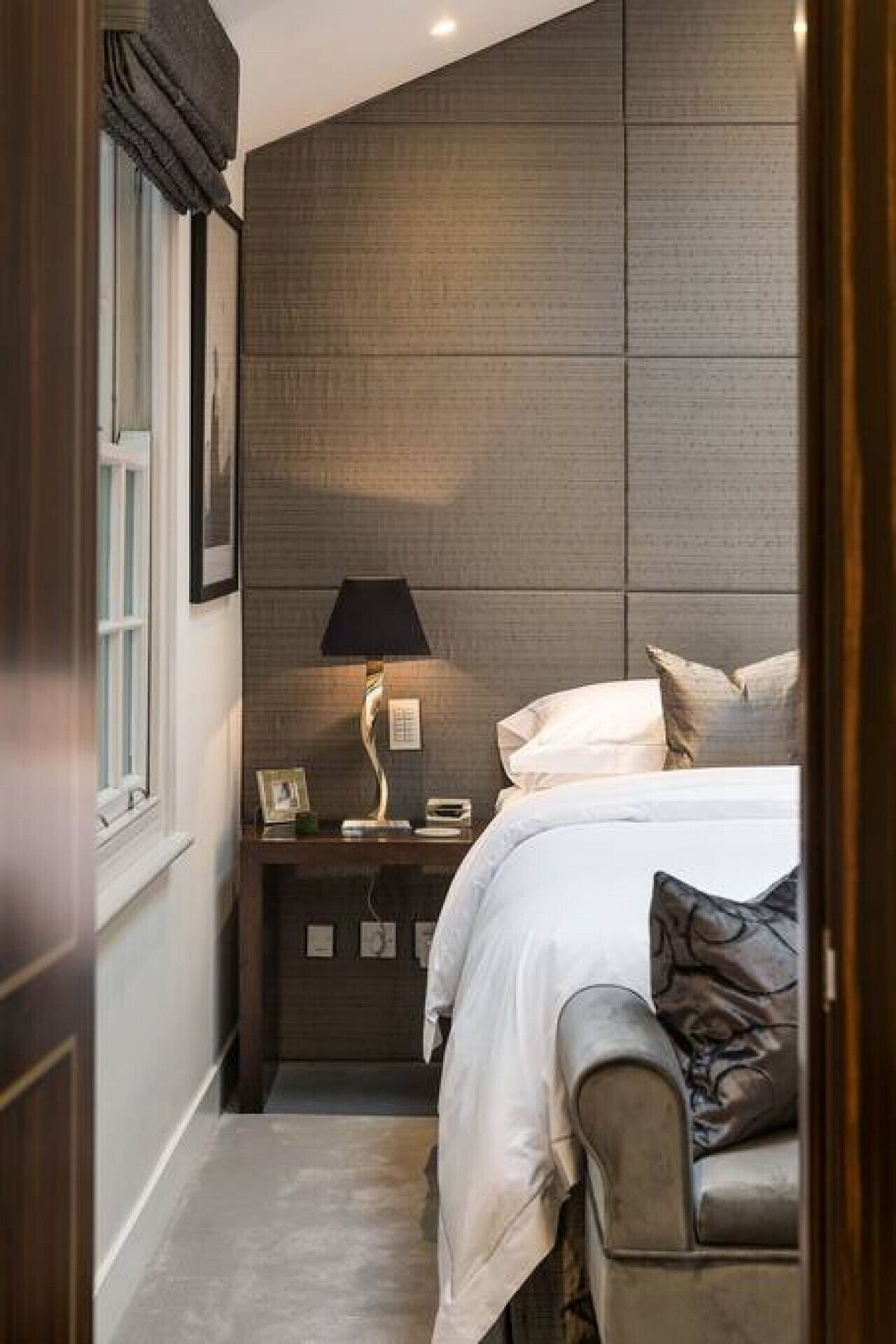 2 habitaciones, escritorio y tabla de planchar con plancha 