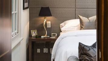 2 habitaciones, escritorio y tabla de planchar con plancha