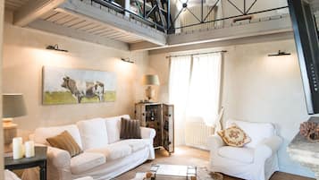 Fernseher, Kamin, BĂŒcher