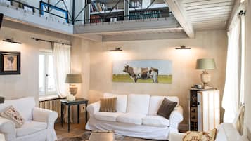 TV, caminetto, libri