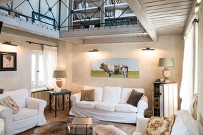 TV, fireplace, books - Barolo Piemonte Alta Langa (Bossolasco)