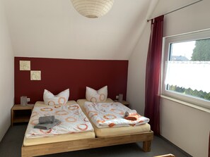 Condo família, 2 quartos, varanda, vista para o jardim | 2 quartos, individualmente decorados, individualmente mobiliados
