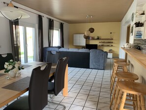Condo familial, 2 chambres, patio, vue sur le jardin | Aire de séjour | Téléviseur ACL, table de ping-pong, jouets, planchers chauffants