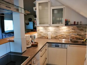 家庭公寓客房, 2 間臥室, 庭院, 花園景觀 | 私人廚房 | 大型冰箱、微波爐、烤箱、爐台