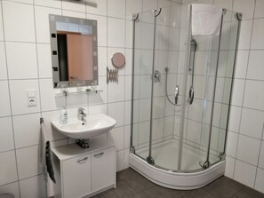 Familienapartment, 2 Schlafzimmer, Terrasse, Gartenblick | Badezimmer | Dusche, Haartrockner, Handtücher, Seife