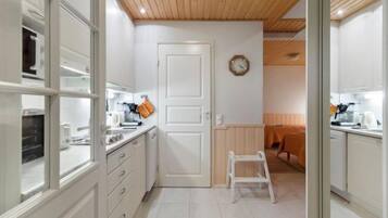 Fridge, microwave, dishwasher, cookware/dishes/utensils