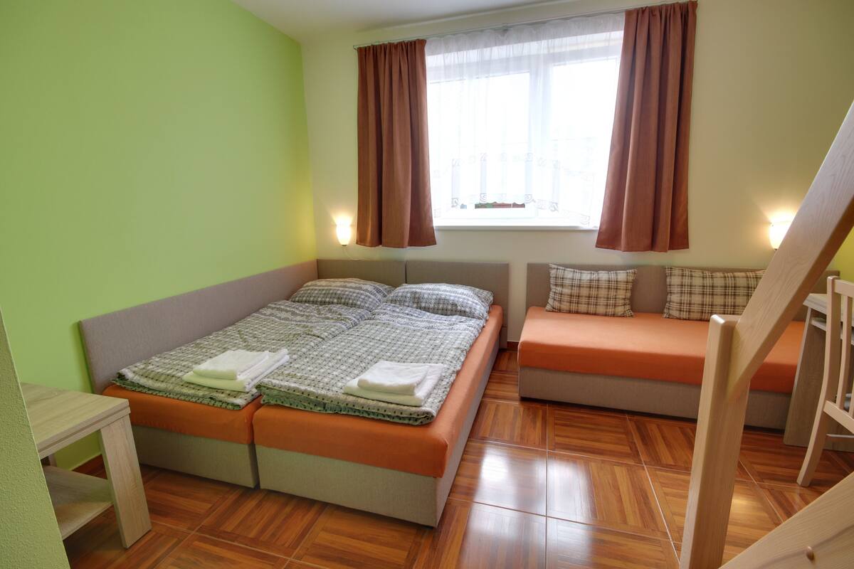 Family Studio, Berbilang Katil, Courtyard View, Courtyard Area | Meja, langsir/tirai gelap terus, Wi-fi percuma, cadar katil