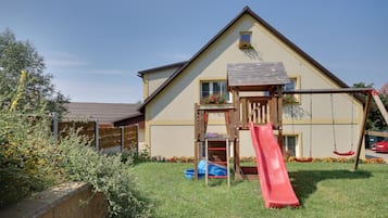 Children’s play area – outdoor
