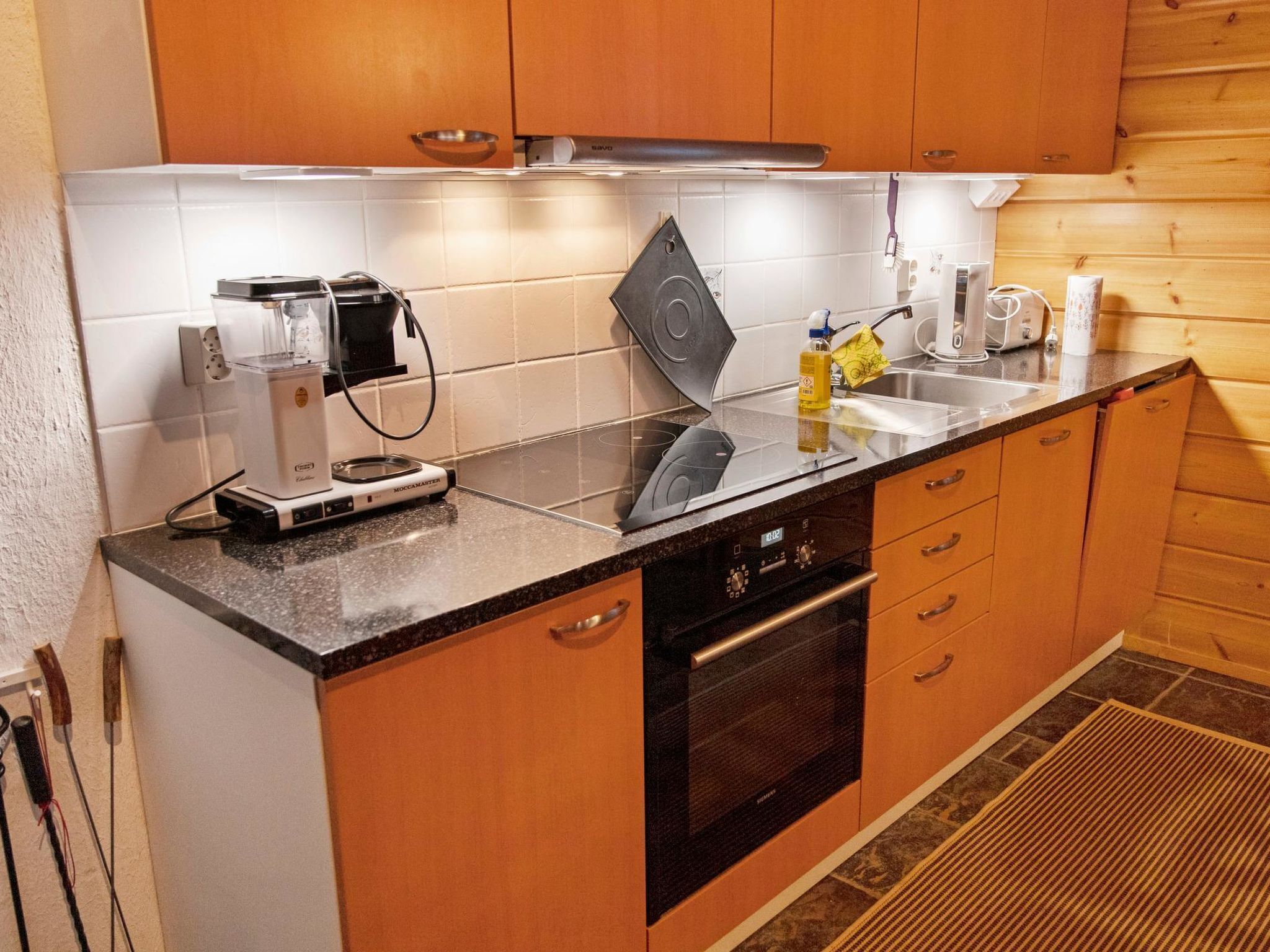 Jääkaappi, mikroaaltouuni, astianpesukone, syöttötuoli