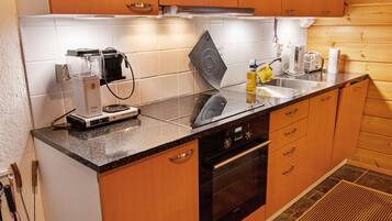 Réfrigérateur, micro-ondes, lave-vaisselle, chaise haute