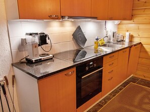 Een koelkast, een microgolfoven, een vaatwasser, een kinderstoel