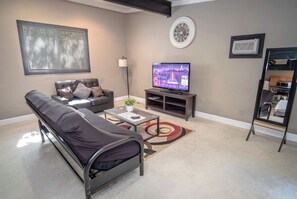 Studio (1 Bedroom) | Oppholdsområde | En 50-tommers TV med digitale kanaler