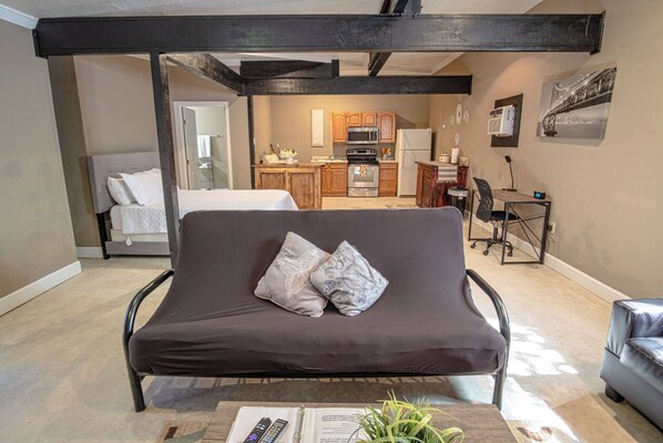 1 soverom, skrivebord for bærbar PC, strykejern/-brett og sengetøy