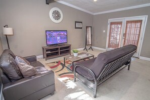 Studio (1 Bedroom) | Oppholdsområde | En 50-tommers TV med digitale kanaler