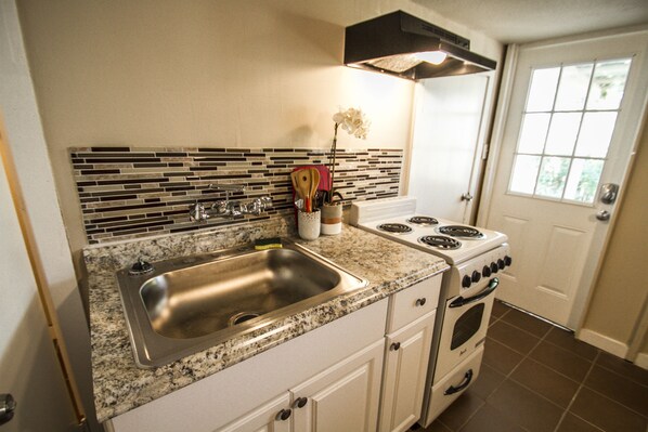 Fridge, microwave, oven, dishwasher - Hays St #B Near Downtown Guest Studio (San Antonio)